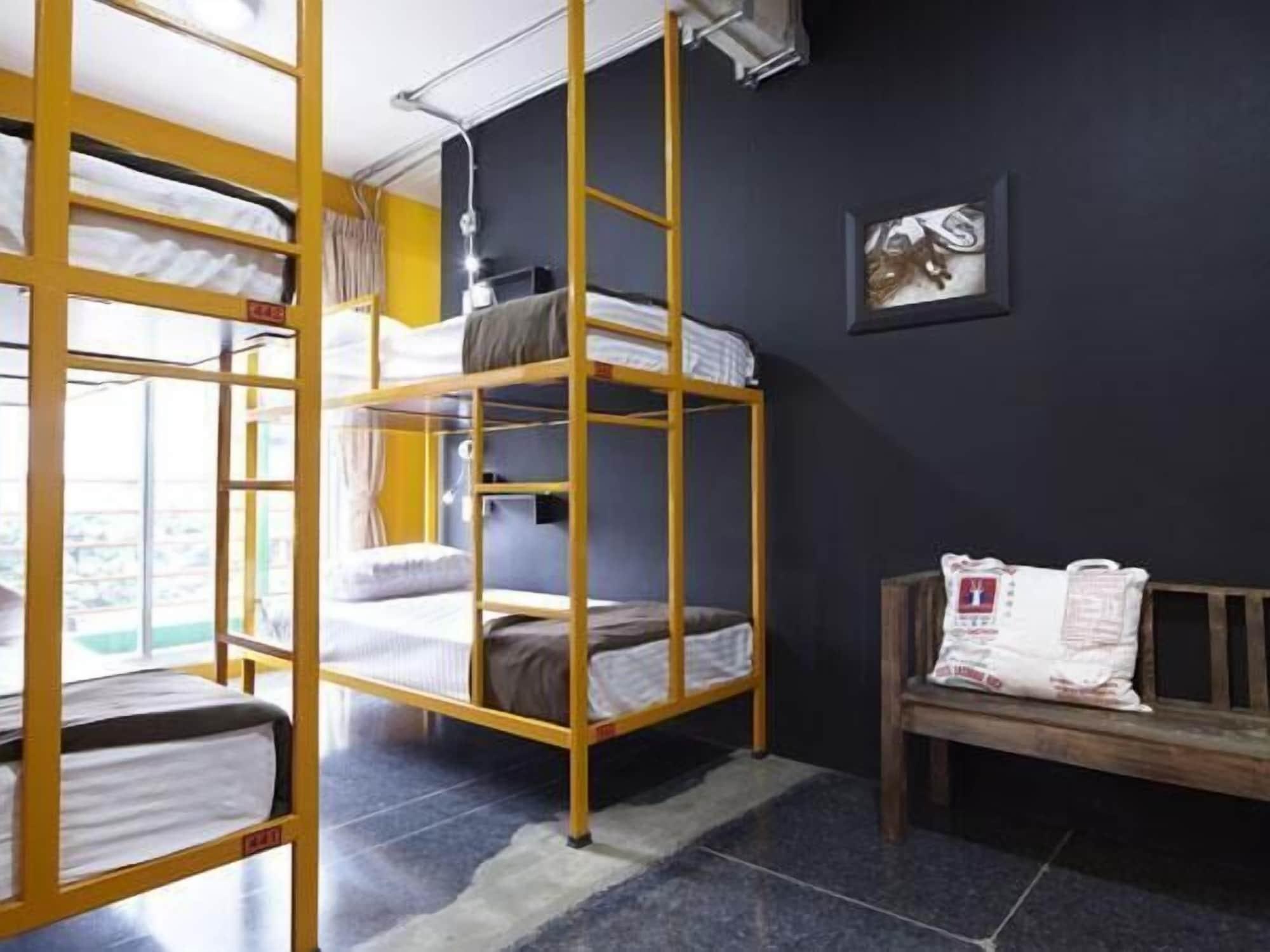 Silom Art Hostel Bangkok Esterno foto