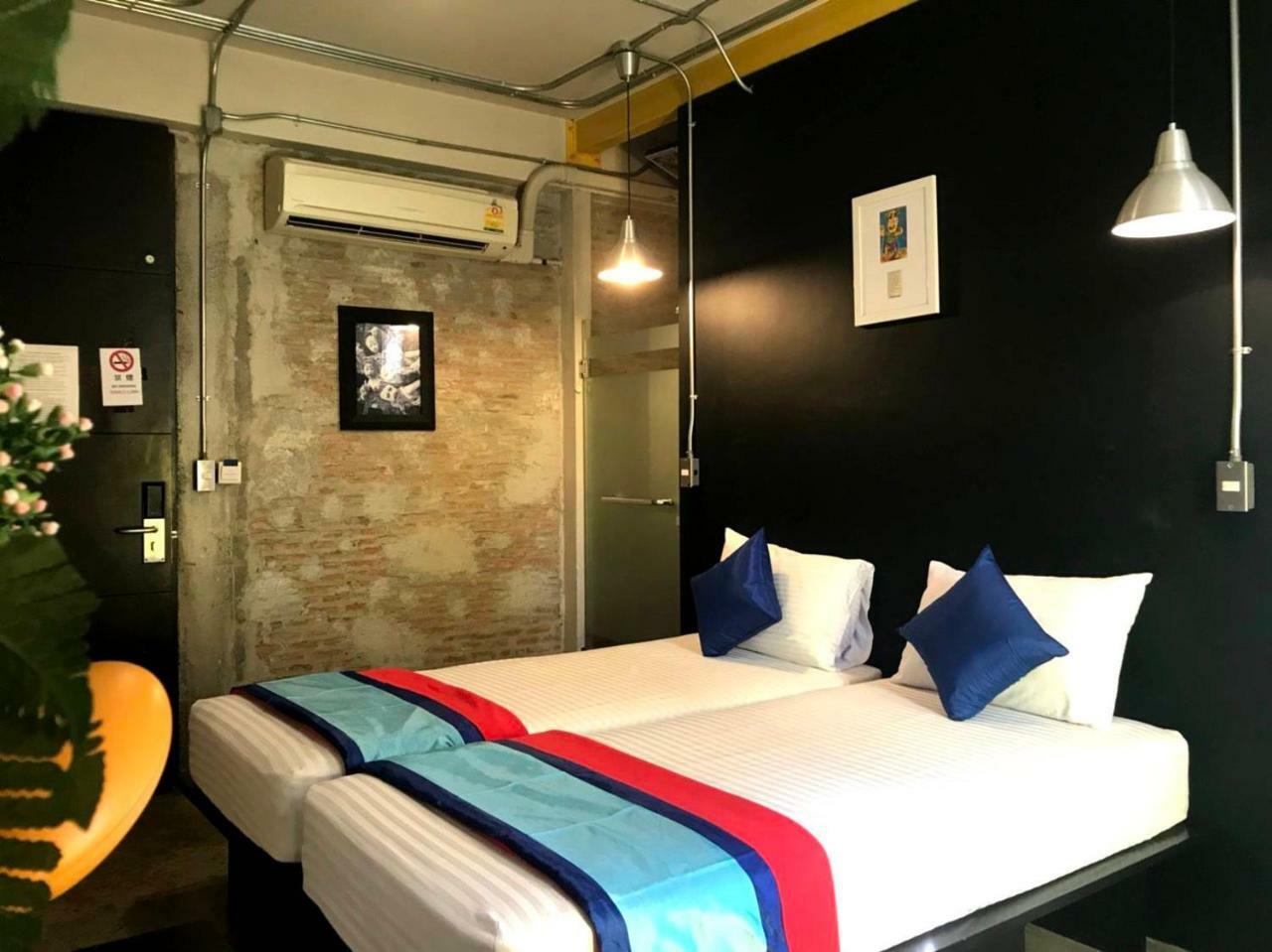Silom Art Hostel Bangkok Esterno foto