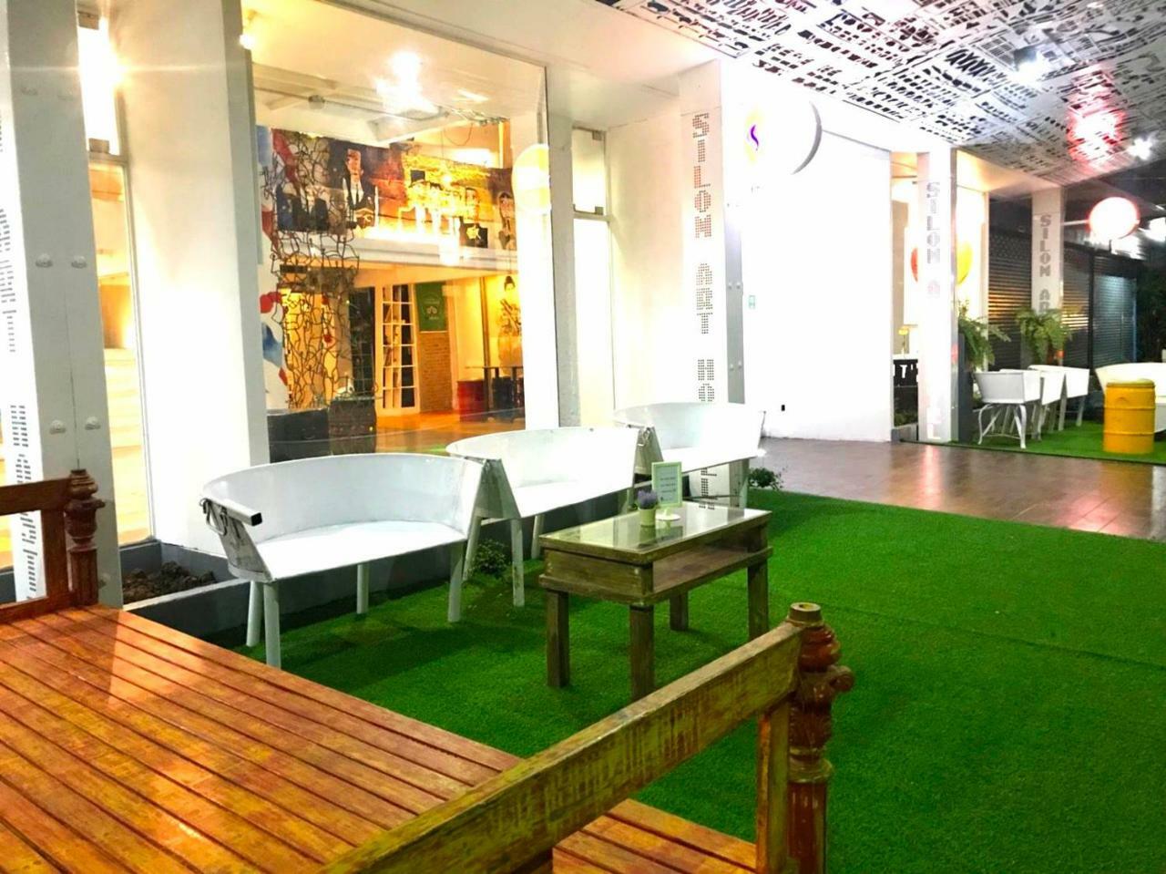 Silom Art Hostel Bangkok Esterno foto