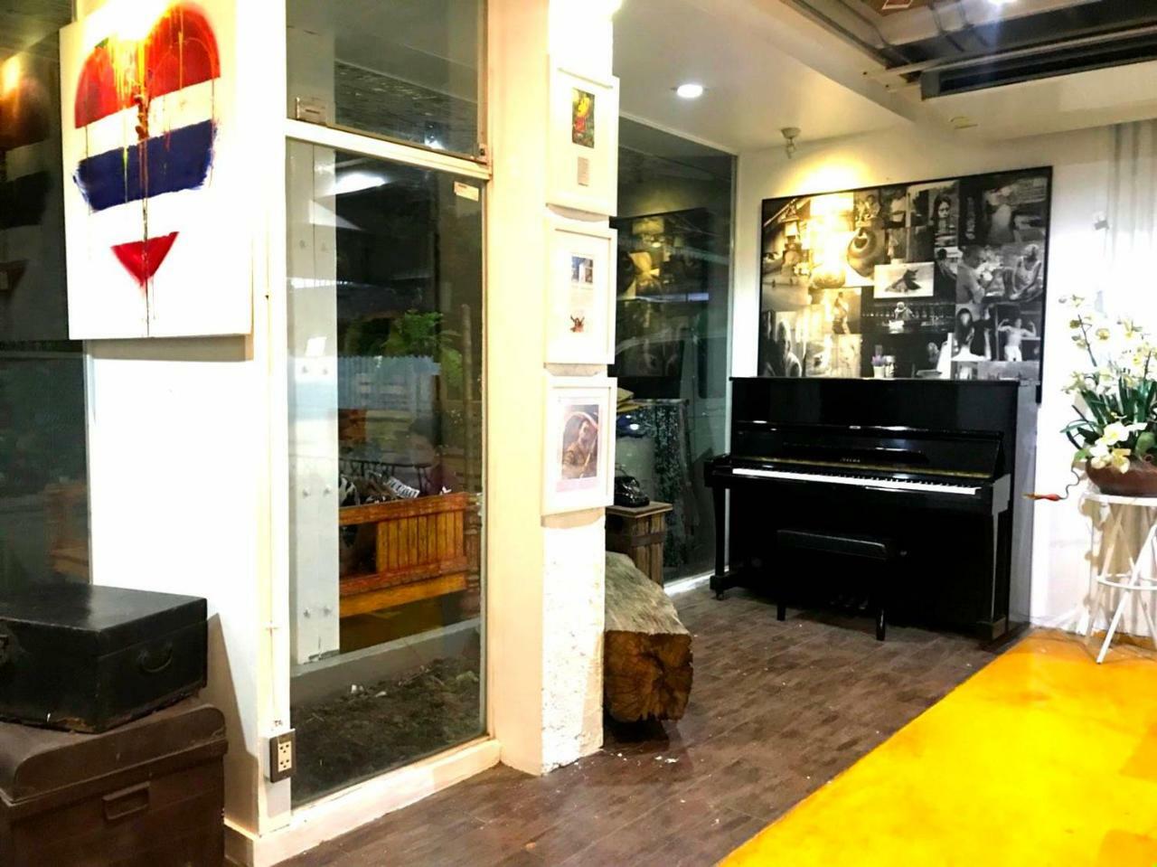 Silom Art Hostel Bangkok Esterno foto