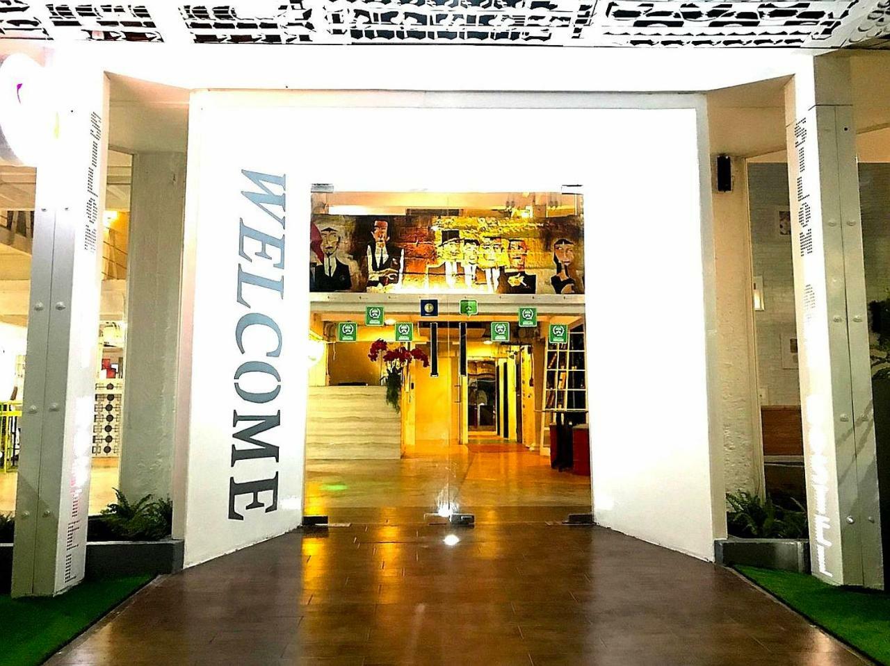 Silom Art Hostel Bangkok Esterno foto
