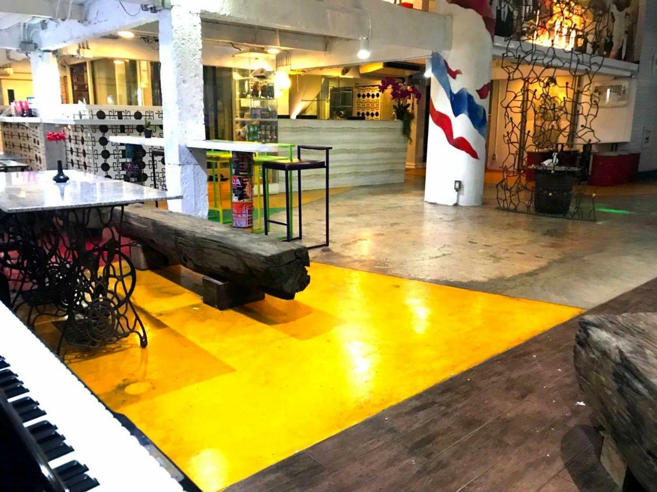 Silom Art Hostel Bangkok Esterno foto